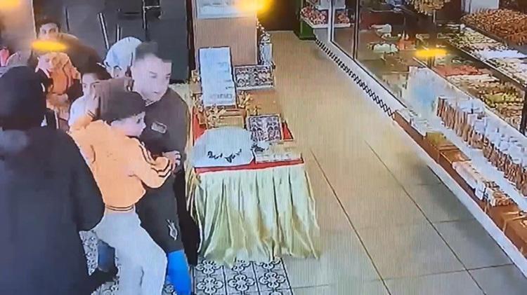Deprem anında canını hiçe saydı Bayılan müşteriyi dışarı taşıdı: O anlar kamerada