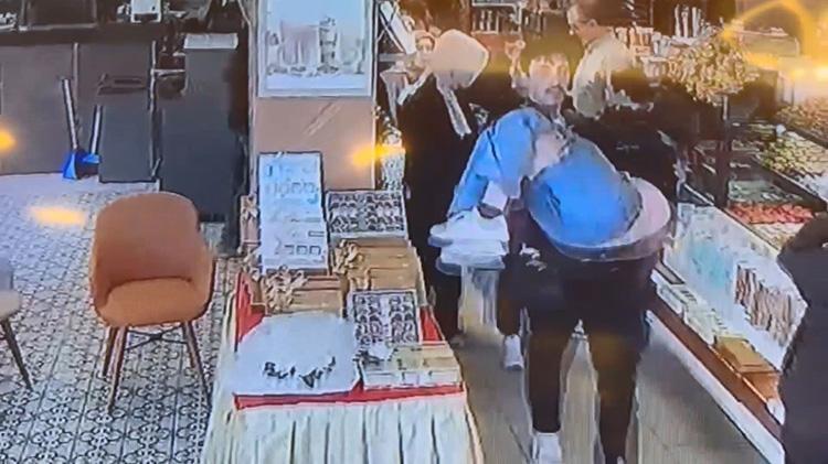 Deprem anında canını hiçe saydı Bayılan müşteriyi dışarı taşıdı: O anlar kamerada