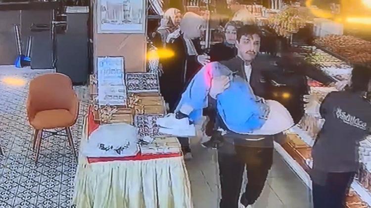 Deprem anında canını hiçe saydı Bayılan müşteriyi dışarı taşıdı: O anlar kamerada