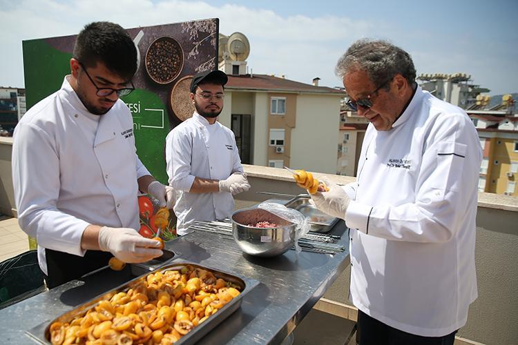 Alanyanın meşhur meyvesinden kebap yaptılar Turistler akın ediyor, vitamin ve lif deposu