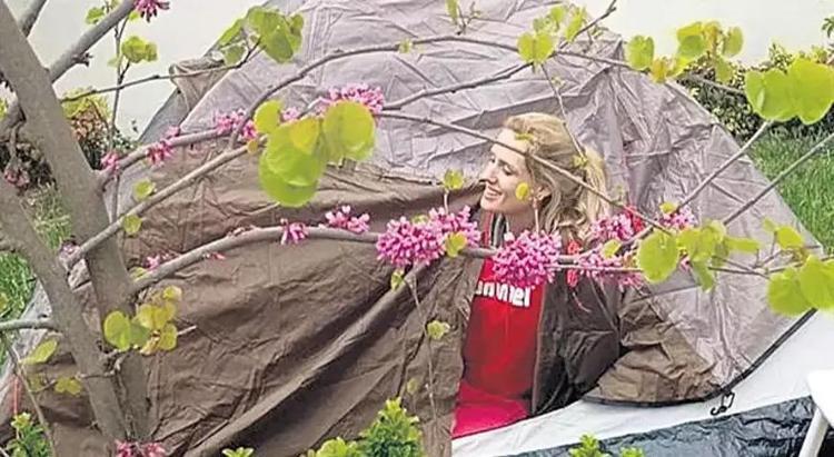 Ünlü isimlerden deprem paylaşımları: Geceyi çadırda geçirdiler