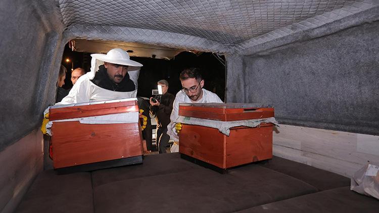 Belediye yüzlerce arılı kovan dağıttı Kırsal kalkınmayı destekleyen projeye ilgi büyük