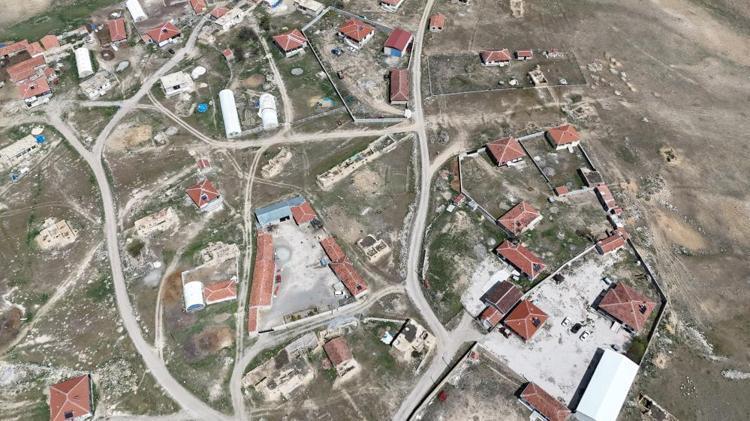 Ankaranın gözlerden uzak susuz köyü Yaşayan kimse kalmadı: Eski zamandaki gibi atla eşekle su taşıyoruz
