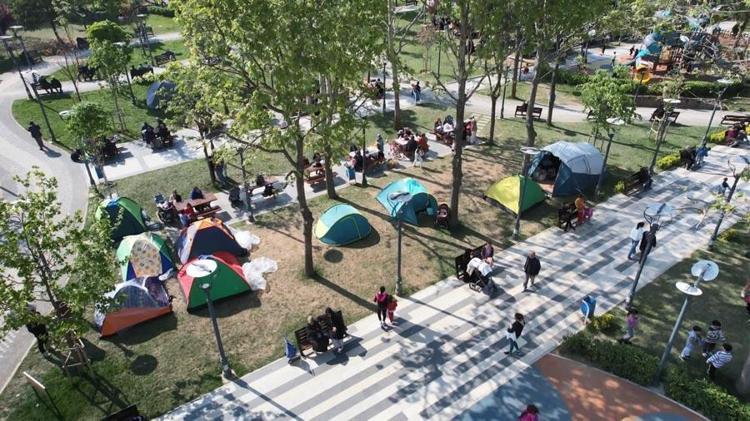 Silivri depreminin etkisini İstanbullular atlatamadı 3 gündür çadırda kalıyorlar...