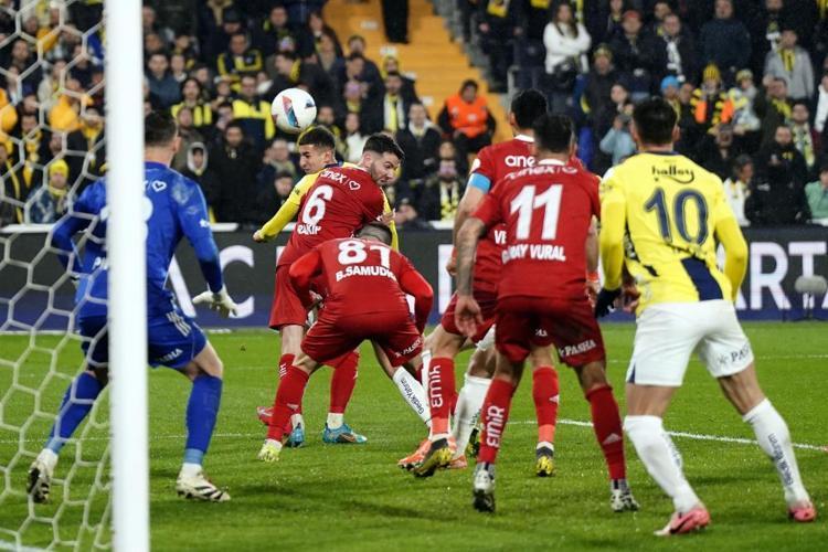 Fenerbahçede Beşiktaş derbisi öncesi alarm Kostic, Amrabat, Fred ve İrfan Can Kahveci yakabilir