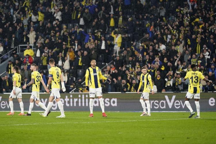 Fenerbahçede Beşiktaş derbisi öncesi alarm Kostic, Amrabat, Fred ve İrfan Can Kahveci yakabilir