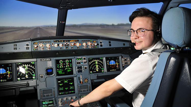 Anne, baba, ağabey pilot 17 yaşında lisans aldı, 22sinde kaptan koltuğuna oturdu: THYnin en genç pilotu oldu