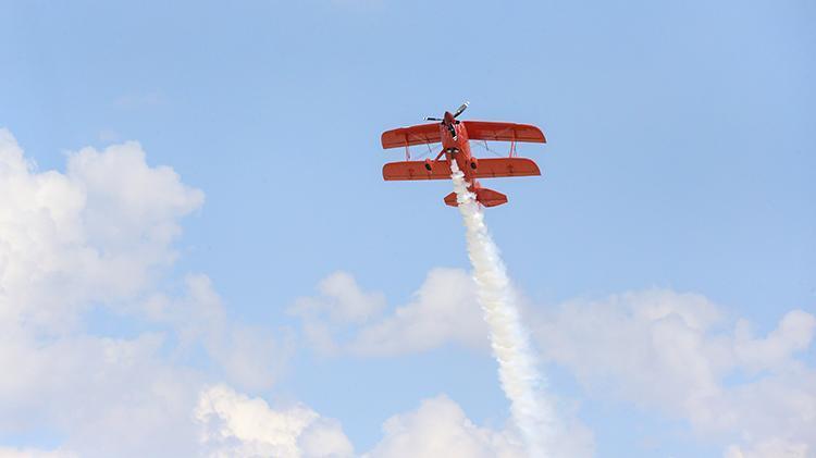 Türkiyenin ilk kadın akrobasi pilotundan Dünya Pilotlar Gününde nefes kesen gösteri