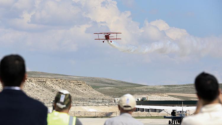 Türkiyenin ilk kadın akrobasi pilotundan Dünya Pilotlar Gününde nefes kesen gösteri