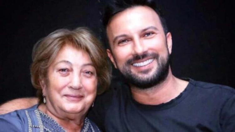 Tarkan sahnede annesine ağladı Ölümünden sonra ilk kez şarkı söyledi