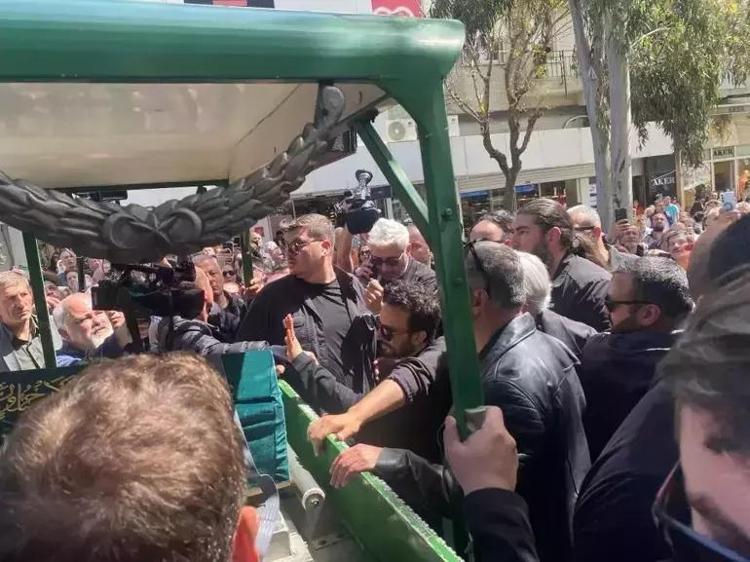 Tarkan sahnede annesine ağladı Ölümünden sonra ilk kez şarkı söyledi