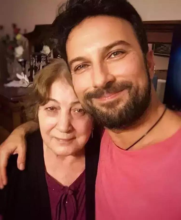 Tarkan sahnede annesine ağladı Ölümünden sonra ilk kez şarkı söyledi