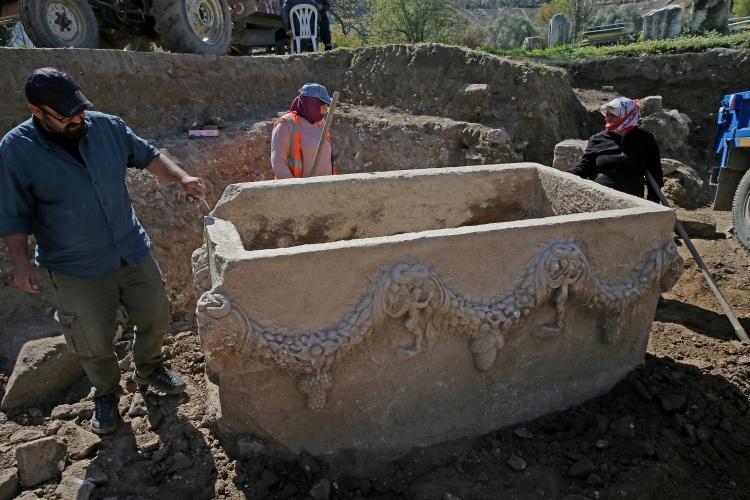 Dünyanın büyük mermer kentinde 2 bin yıllık hazine bulundu Muğlada heyecan yarattı: Girlandlı lahit gün yüzü gördü