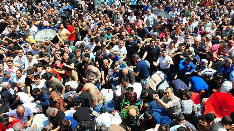 Herkes avucunu o ise şemsiyesini açtı Vatandaş şifalı ürün için kapıştı
