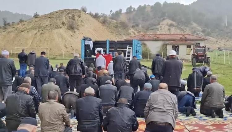 Yağmur duası sırasında yağış başladı, sel oldu