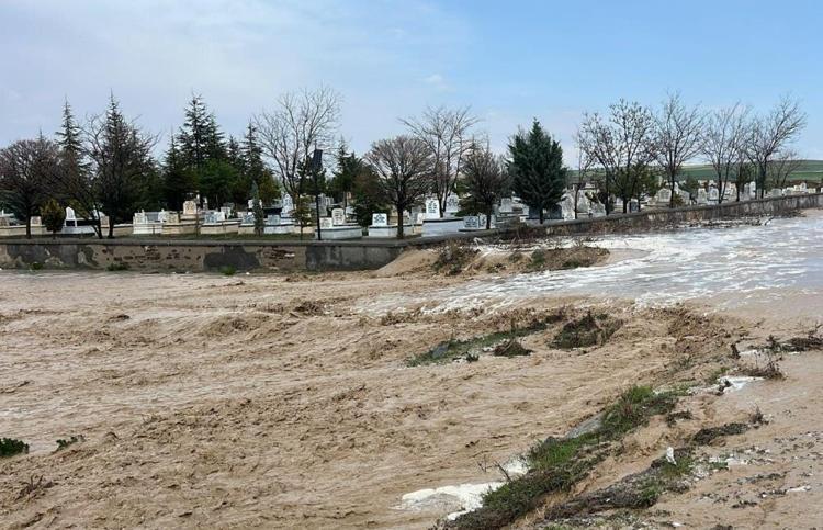 Yağmur duası sırasında yağış başladı, sel oldu