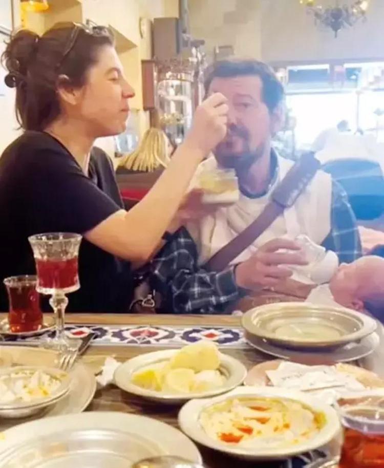 HERKES KENDİ BEBEĞİNE YEDİRİYOR