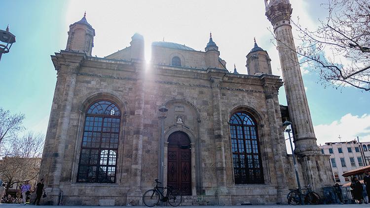 Restorasyonunda kilolarca altın kullanıldı Pencereleri kapısından büyük: Konyada Mevlanadan sonra en çok ziyaret edilen yer