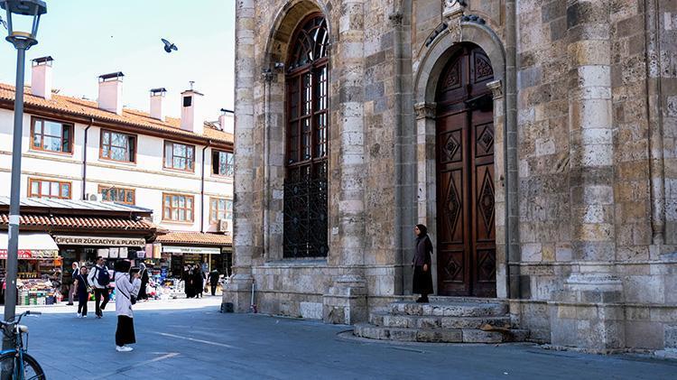 AZİZİYE’Yİ KAPISINDAN BÜYÜK PENCERELERİ AYDINLATIYOR