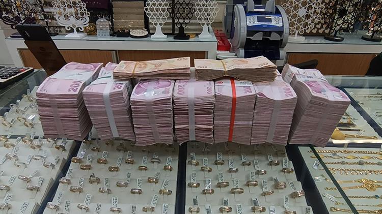 Batmanlı kadından büyük fedakarlık Mihrini Gazzeye bağışladı