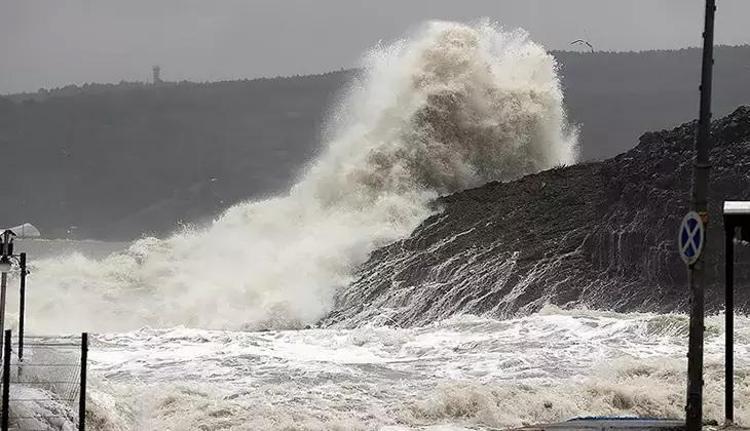 Meteorolojiden İstanbul için sarı kodlu uyarı: Kuvvetli rüzgar etkili olacak, çatı uçmasına dikkat