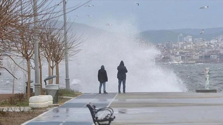Meteorolojiden İstanbul için sarı kodlu uyarı: Kuvvetli rüzgar etkili olacak, çatı uçmasına dikkat