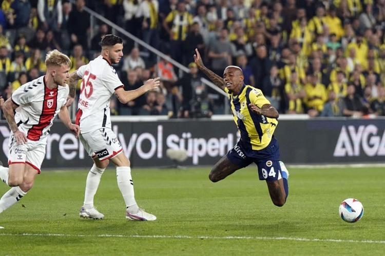Fenerbahçede Beşiktaş derbisi öncesi kriz Kostic yaktı, Mert Müldür, Levent Mercan ve Oğuz Aydın sıraya girdi