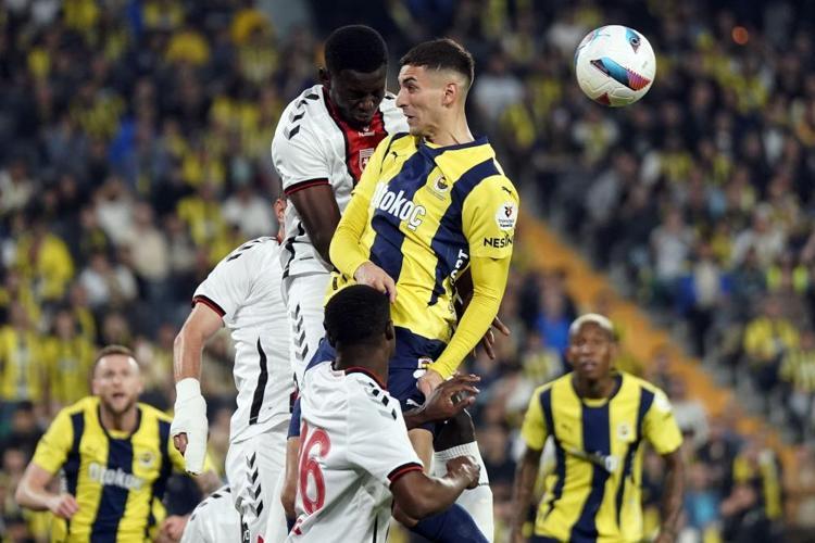 Fenerbahçede Beşiktaş derbisi öncesi kriz Kostic yaktı, Mert Müldür, Levent Mercan ve Oğuz Aydın sıraya girdi