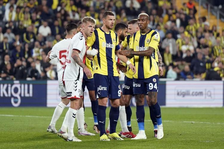 Fenerbahçede Beşiktaş derbisi öncesi kriz Kostic yaktı, Mert Müldür, Levent Mercan ve Oğuz Aydın sıraya girdi
