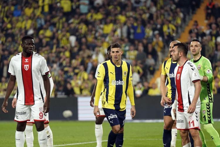Fenerbahçede Beşiktaş derbisi öncesi kriz Kostic yaktı, Mert Müldür, Levent Mercan ve Oğuz Aydın sıraya girdi