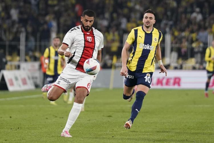 Fenerbahçede Beşiktaş derbisi öncesi kriz Kostic yaktı, Mert Müldür, Levent Mercan ve Oğuz Aydın sıraya girdi
