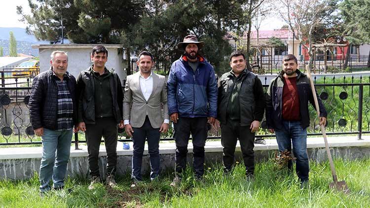 Yoldaşıyla Türkiyeyi adım adım geziyor: Hedefi her şehirde bir orman dikmek
