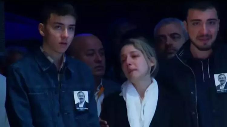 SEVDİĞİ TÜRKÜ ÇALINDI