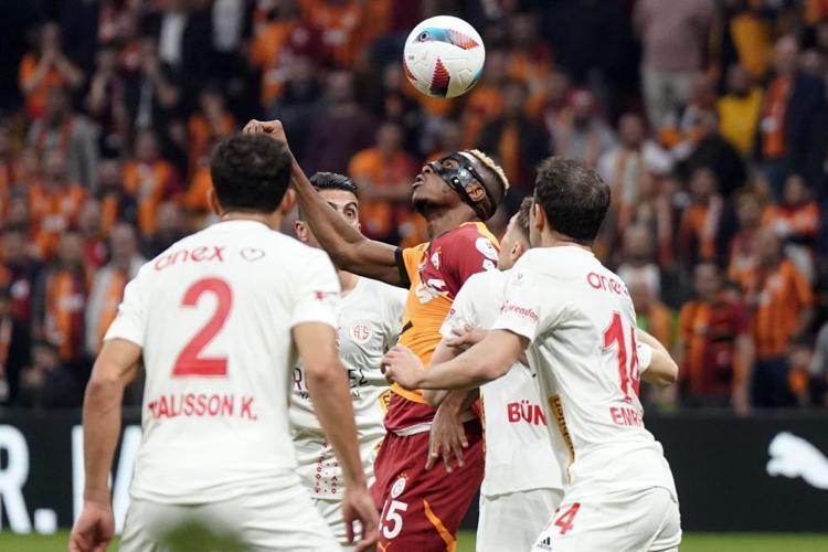 Kerem Demirbay, Frankowski, Mertens, Cuesta derken Galatasarayda ilk ayrılık Eşyalarını topladı, ülkesine dönüyor