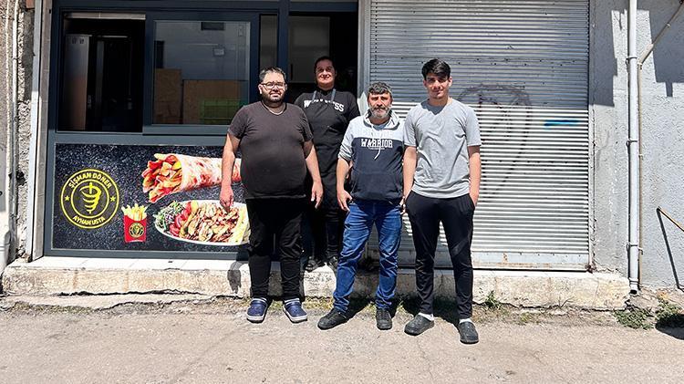 Hataylı dönerciden anlamlı kampanya Her yıl babasının sevdiği döneri bedava dağıtıyor