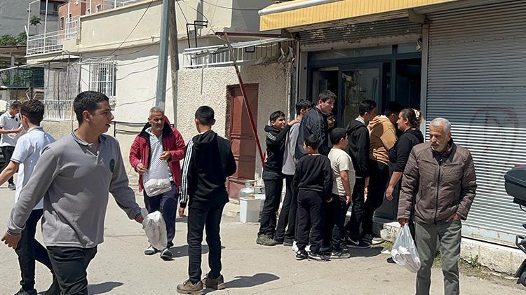 Hataylı dönerciden anlamlı kampanya Her yıl babasının sevdiği döneri bedava dağıtıyor