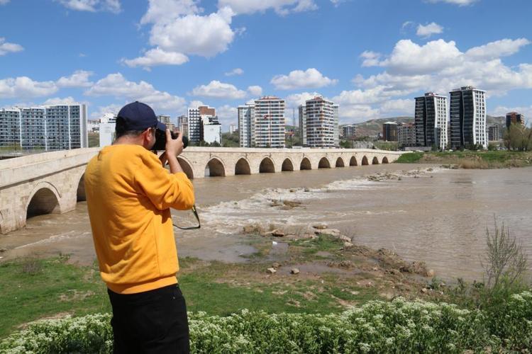 Dünya onu arıyor, Sivasta tesadüfen yakalandı Kuş sandı, yakından bakınca gözlerine inanamadı