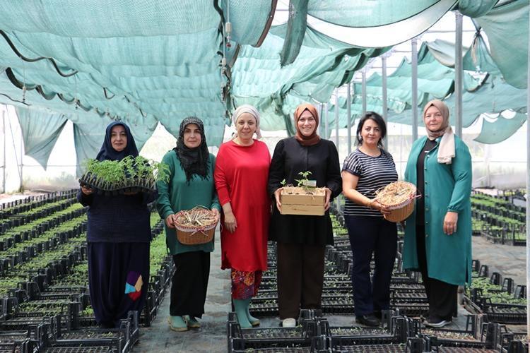 Evde otururken akıllarına geldi 8 kadın birleşip kurdu, her gün binlerce üretiyorlar