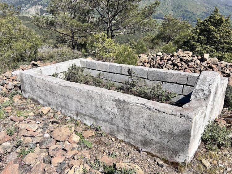 Şehrin tepesinde gizemli mezar Hiç ev kalmadı, her perşembe ışık düşüyor, şifa için yanında uyuyorlar