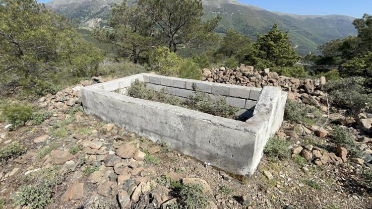 Şehrin tepesinde gizemli mezar Hiç ev kalmadı, her perşembe ışık düşüyor, şifa için yanında uyuyorlar