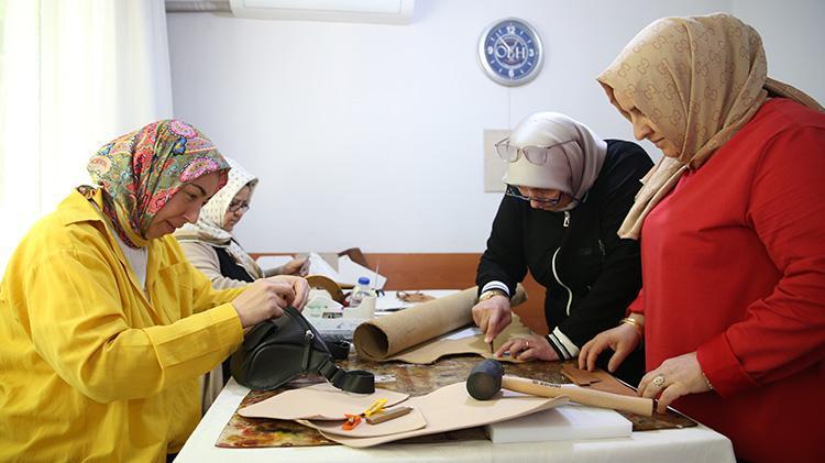 Ev hanımlarının ellerinde saraciye sanatı yeniden doğuyor Hem hobi edindiler hem de aile bütçesine katkı sağlıyorlar