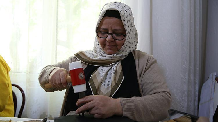 Ev hanımlarının ellerinde saraciye sanatı yeniden doğuyor Hem hobi edindiler hem de aile bütçesine katkı sağlıyorlar