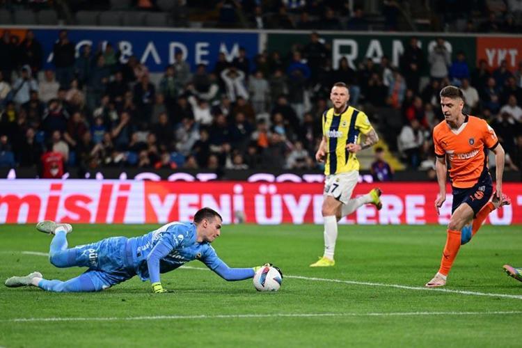 Başakşehir Fenerbahçe maçında gol yağmuru Kanarya 3 puanla moral depoladı