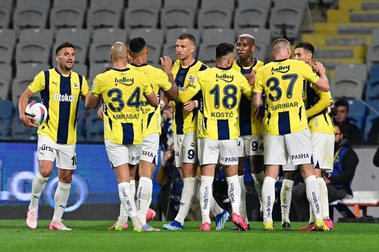 Başakşehir Fenerbahçe maçında gol yağmuru Kanarya 3 puanla moral depoladı