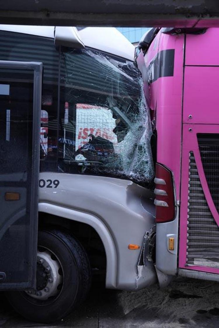 Beylikdüzünde iki metrobüs çarpıştı: 1 ölü, 40 yaralı