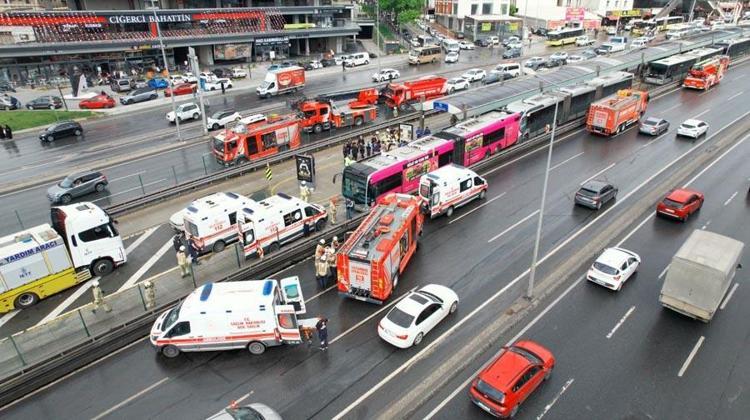 Beylikdüzünde iki metrobüs çarpıştı: 1 ölü, 40 yaralı