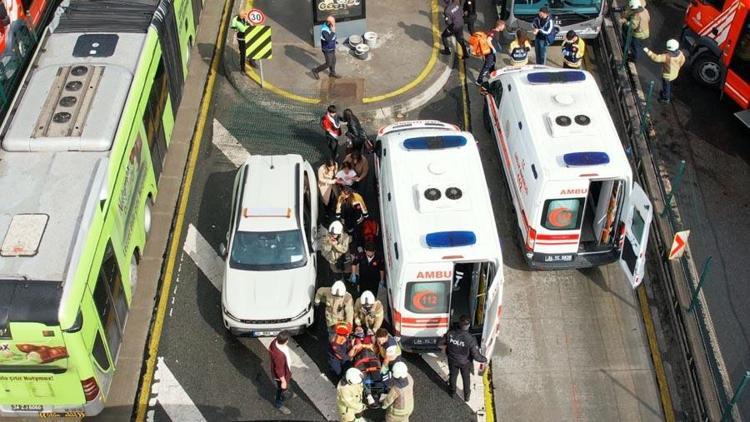 Beylikdüzünde iki metrobüs çarpıştı: 1 ölü, 40 yaralı