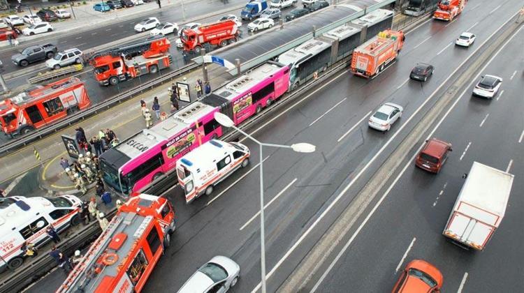 Beylikdüzünde iki metrobüs çarpıştı: 1 ölü, 40 yaralı