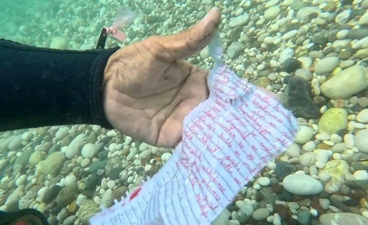 DENİZE ATILAN YÜZLERCE KAĞIT