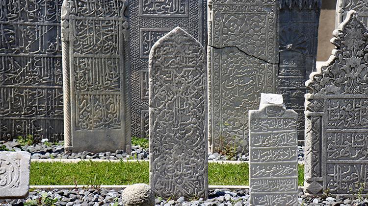 Sır gibi saklanıyordu Gün yüzüne çıktı: Fatih Sultan Mehmetin ressamının mezarı bakın nerede bulundu